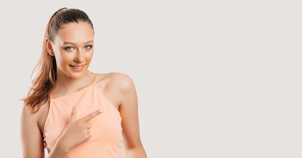 Retrato Una Chica Sonriente Apuntando Con Dedo Hacia Lado Sobre — Foto de Stock