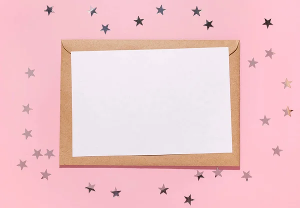 Άδειο Χαρτί Και Κομφετί Αστέρια Χύνει Ένα Παστέλ Ροζ Φόντο — Φωτογραφία Αρχείου