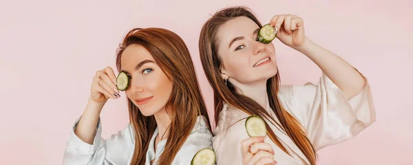 Dos Chicas Hacen Máscaras Belleza Caseras Pepinos Para Frescura Piel —  Fotos de Stock