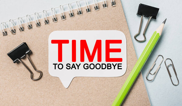 Текст "Прощай" на белой наклейке с канцелярским фоном. Плоская основа концепции бизнеса, финансов и развития