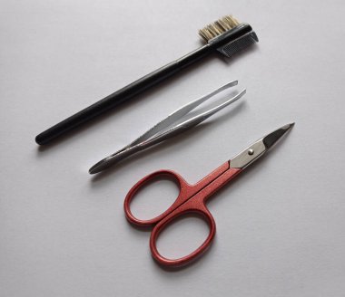 Kaş ve kirpik fırçası, cımbız, tırnak makası..