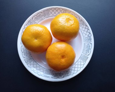 Eski bir tabakta mandalina..