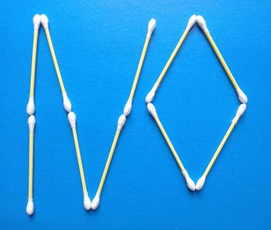 Mavi arkaplanda pamuk tomurcukları.