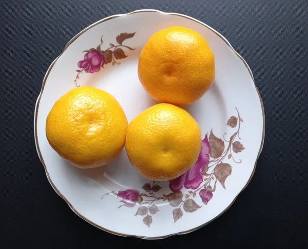 Eski bir tabakta mandalina..
