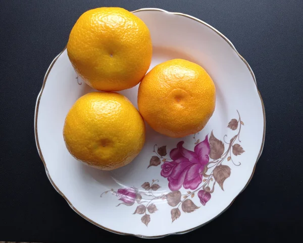 Eski bir tabakta mandalina..