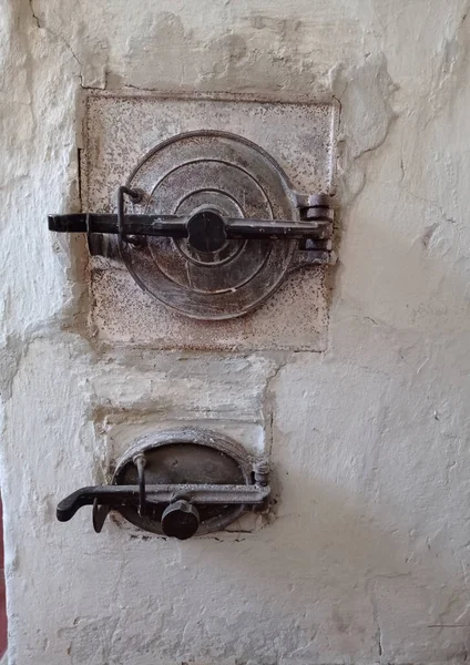 Ev ısıtması için antika şömine..