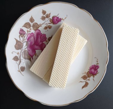 Eski bir tabakta beyaz waffle..