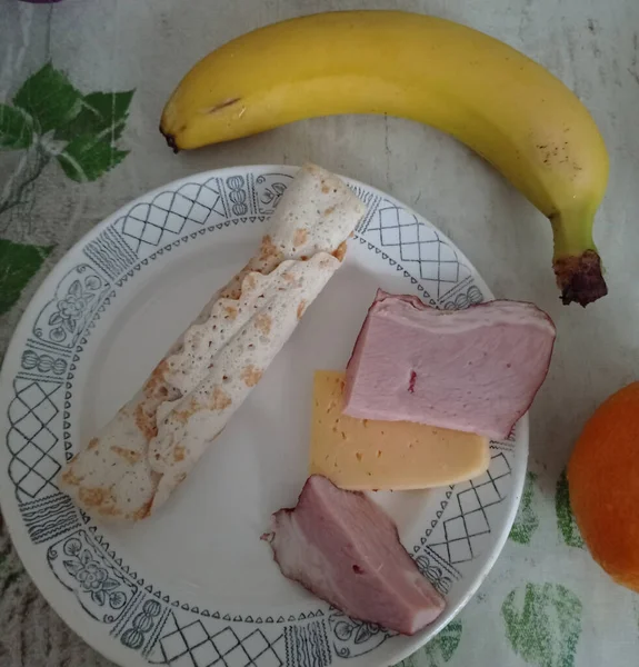 Kahvaltı için krep, et, peynir ve muz..
