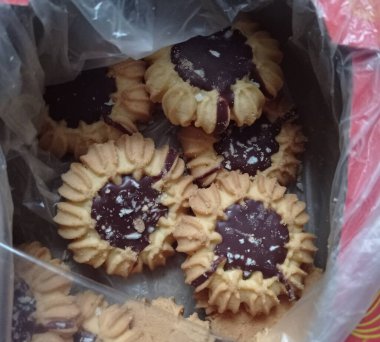 Çikolata dolgulu kurabiyeler ve hindistan cevizi taneleri..