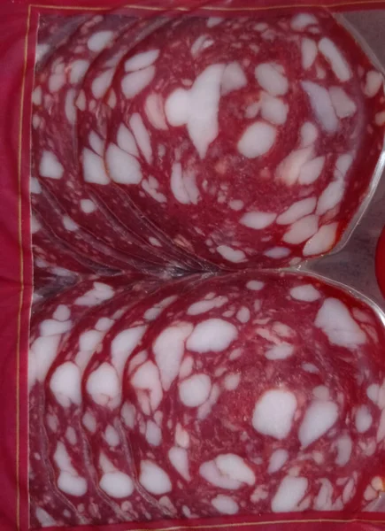 Mühürlenmiş sosis parçaları..