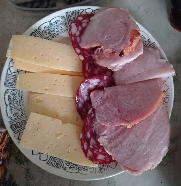 Eski tabakta et, sosis ve peynir..