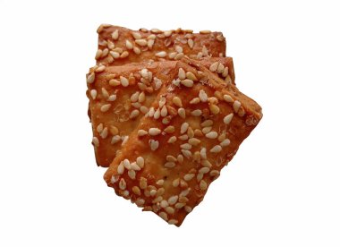 Beyaz arkaplanda tohumları olan kurabiyeler.