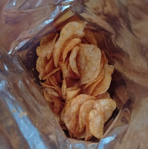 Gümüş pakette patates cipsi..