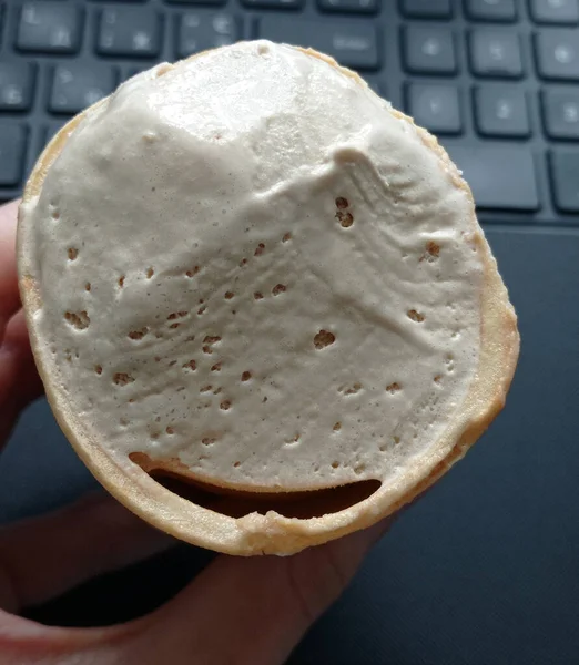 Not defterinin arka planında kahverengi dondurma var..