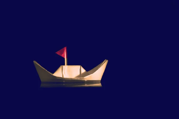 Gespenstisches Papierboot mit roter Flagge — Stockfoto