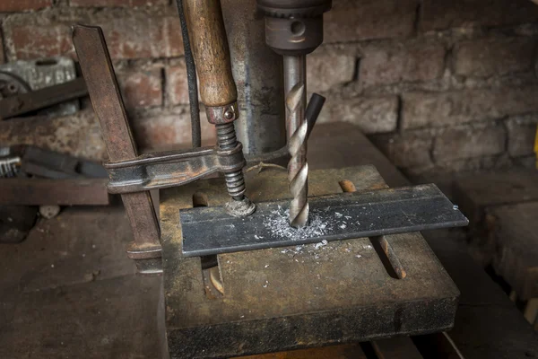 Perforar una pieza de metal — Foto de Stock