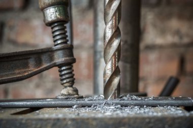 bir metal parçası sondaj