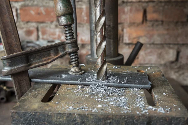 bir metal parçası sondaj