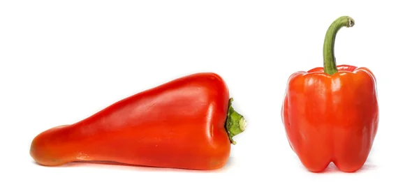 Dos pimientos rojos diferentes — Foto de Stock