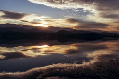 Gölde gün batımı