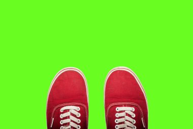 yeşil zemin üzerine kırmızı ayakkabılar