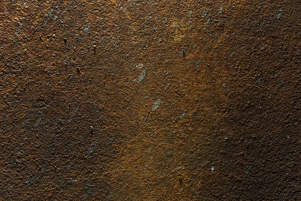 eğik ışık altında çok paslı demir