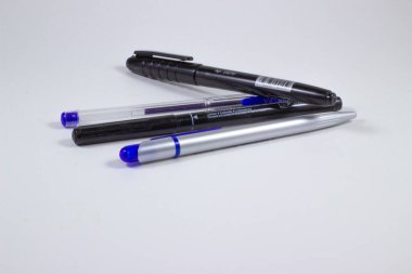 Dolma kalemler, kalemler, kalemler yazmak ve çizmek için aksesuarlardır..