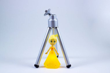 Kamera, telefon ve aydınlatma cihazları monte etmek için tripod