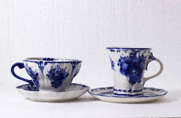 Tasses Porcelaine Peintes Main Avec Des Fleurs Bleues Tiennent Sur — Photo