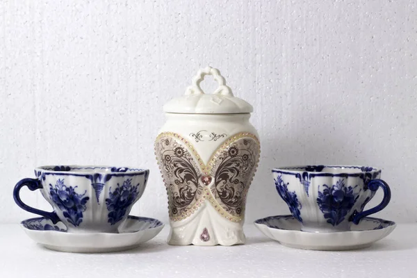 Ręcznie Malowane Porcelanowe Kubki Niebieskimi Kwiatami Stoją Stole — Zdjęcie stockowe