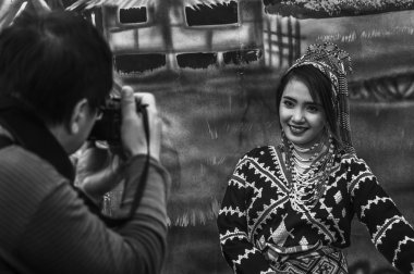 Bir performans Dinagyang Festivali geçit, Iloilo, Filipinler, 25 Ocak 2015 başlamadan hemen önce fotoğraf çekimi fotoğrafçı