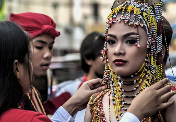 Final Adjustments, Dinagyang Festival, Iloilo, Philippines, January 15, 2015, a city wide festival in Iloilo. This contestent is dressed in a native costume, circa 1500's. — Stock Photo, Image