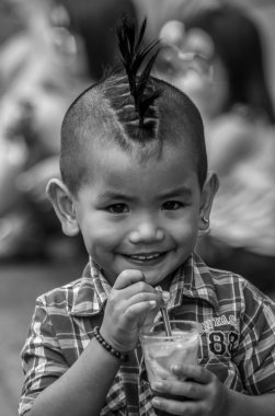 Serin-saç-do, küçük çocuk Dinagyang Festivali, Iloilo, Phiippines, Ocak 2015 izlerken