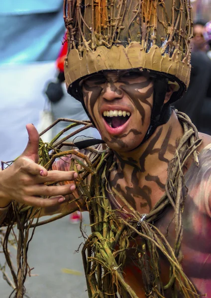 Dinagyang Festival, Iloilo, Filippine, 15 gennaio 2015, un festival cittadino a Iloilo. Questo concorrente è vestito con un costume nativo, circa 1500 's . — Foto Stock