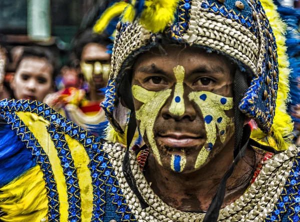 Dinagyang Festival, Iloilo, Filippine, 15 gennaio 2015, un festival cittadino a Iloilo. Questo concorrente è vestito con un costume nativo, circa 1500 's . — Foto Stock