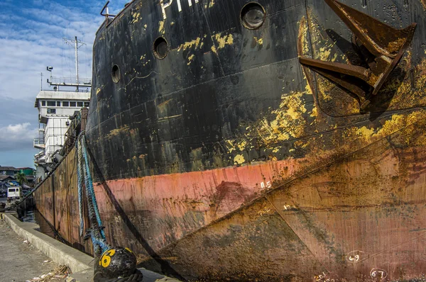 Old Ship, Iloilo City Wharf, Philippines. Rusting hulks, like this, are very common throughout Asia. — Stock Photo, Image