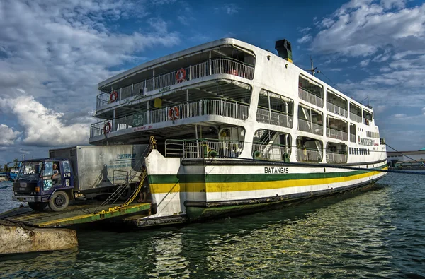 Ro-Ro Ferry, Iloilo City Wharf, Philippines, a widley used form of transportation on the islands. — Stock Photo, Image