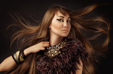 Bir kız tüyler ve bir kolye