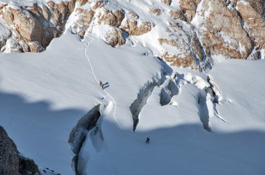 Arasında çatlaklar