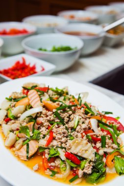 Baharatlı Tayland Baharatlı deniz ürünleri yemekleri seafood.delicious karışık