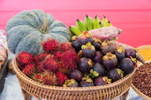 Thailändische Früchte mischen Mangostan, Lanzonen und Lammbutan. — Stockfoto