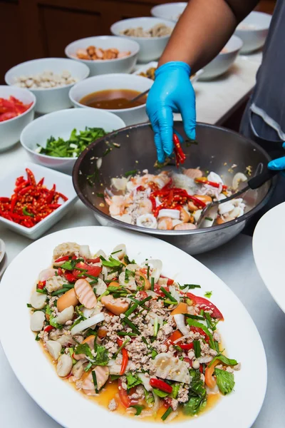 Würzig gemischte Meeresfrüchte. Köstliche würzige Meeresfrüchte thailändische Küche — Stockfoto