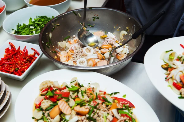 Würzig gemischte Meeresfrüchte. Köstliche würzige Meeresfrüchte thailändische Küche — Stockfoto