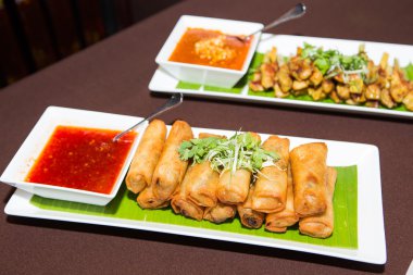 Vietnam mutfağı derin kızarmış bahar roll popüler gıda