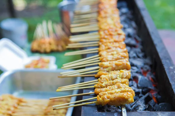 Saté van de hete varkensvlees, gegrild op de barbecue. — Stockfoto