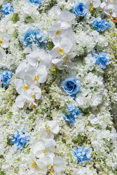 Bouquet da sposa con cespuglio di rose, Ranunculus asiaticus come sfondo — Foto Stock