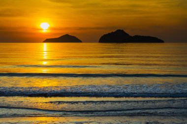 Ao Manow beach gündoğumu zaman içinde doğal mahallinde. İşlem rengi.