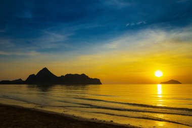 Ao Manow beach gündoğumu zaman içinde doğal mahallinde. İşlem rengi.
