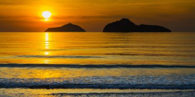 Ao Manow beach gündoğumu zaman içinde doğal mahallinde. İşlem rengi.
