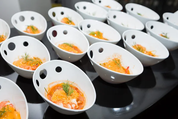 Camarones con salsa de vino blanco en la mesa — Foto de Stock